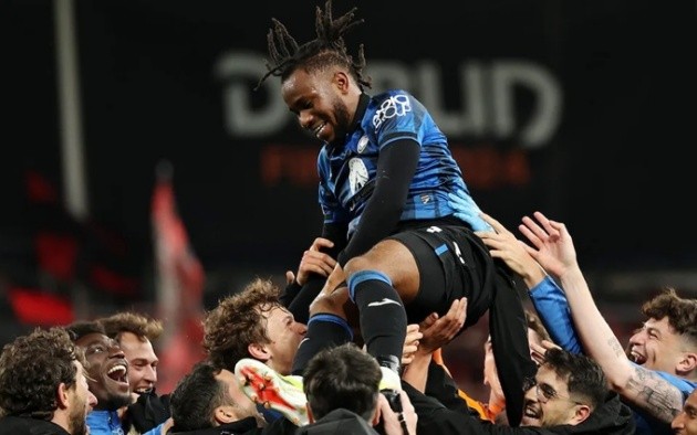 Ademola Lookman trong màu áo Atalanta trở thành mục tiêu chuyển nhượng của Barcelona