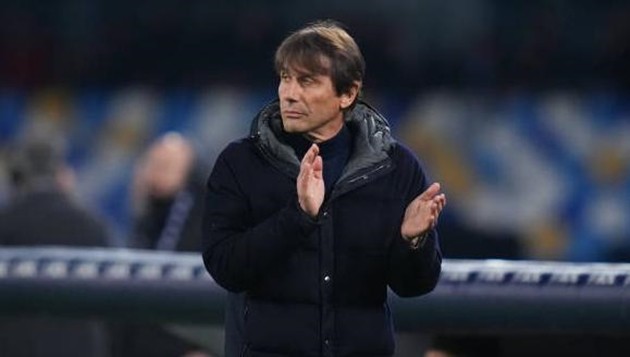 Antonio Conte đứng trên sân cỏ, vẻ mặt tập trung, tay chỉ đạo chiến thuật.