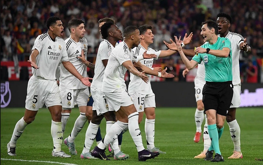 Antonio Rudiger cùng Lucas Vazquez và Jude Bellingham nhận thẻ đỏ trong trận Real Madrid thua Barcelona ở chung kết Cúp Nhà Vua
