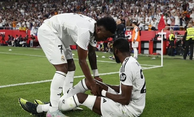 Antonio Rudiger tỏ ra đau đớn với chấn thương đầu gối trong màu áo Real Madrid
