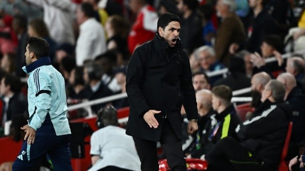 Arteta liên tục hò hét bên ngoài đường biên.