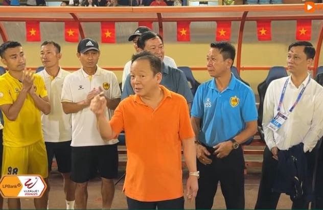 Bầu Hiển động viên và thưởng nóng 500 triệu cho Quảng Nam FC sau trận thua Hà Nội FC tại sân Hàng Đẫy