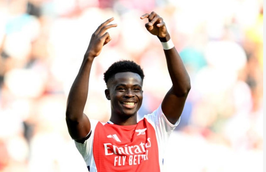 Bukayo Saka đi bóng kỹ thuật trong màu áo Arsenal tại Premier League