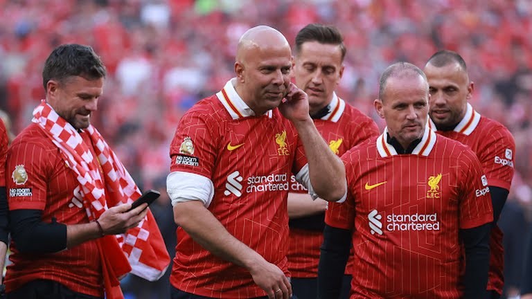 Các cầu thủ Liverpool ăn mừng chức vô địch Premier League dưới thời Arne Slot