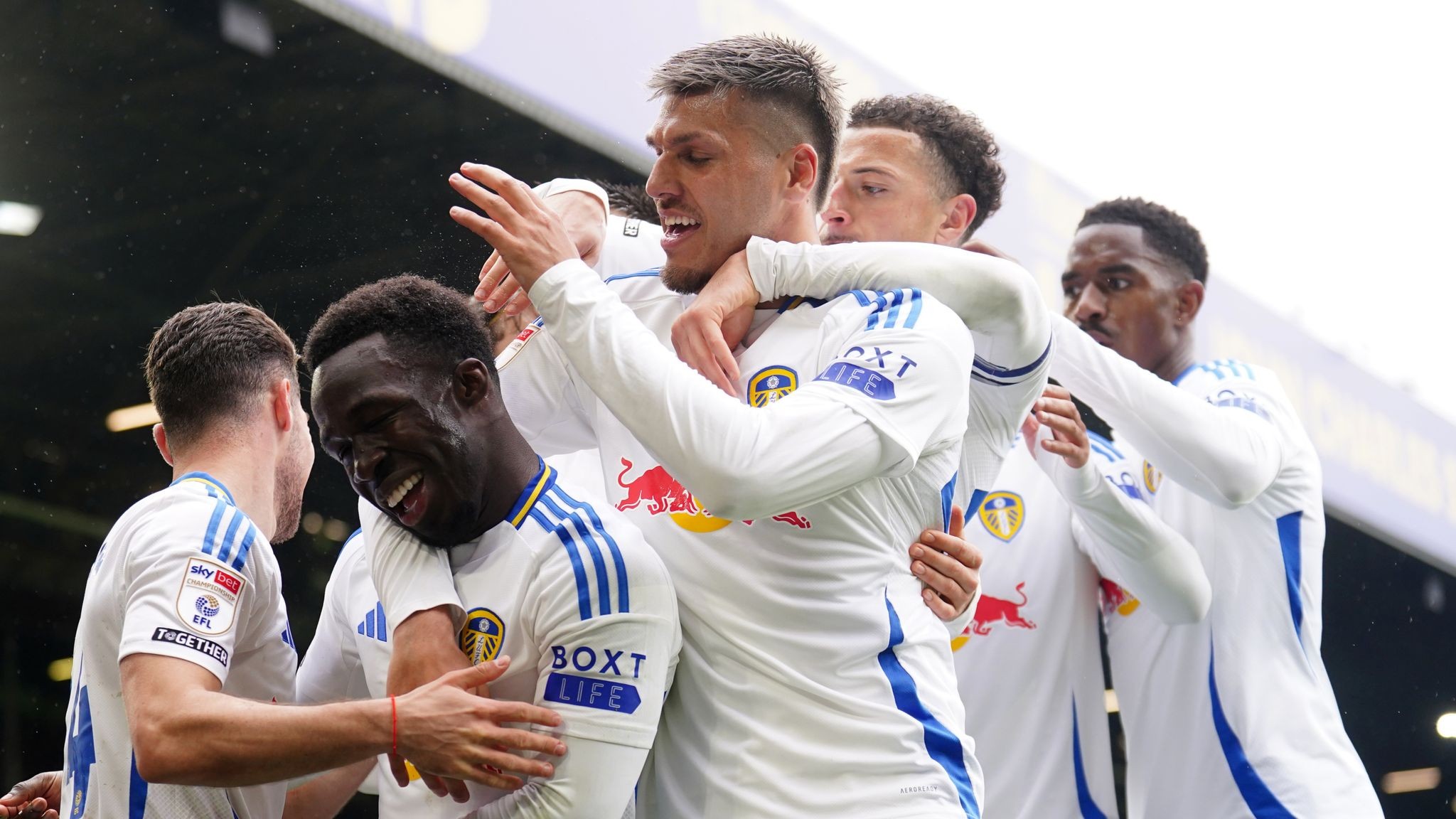 Cầu thủ Leeds United ăn mừng cuồng nhiệt sau khi giành quyền thăng hạng trực tiếp Premier League