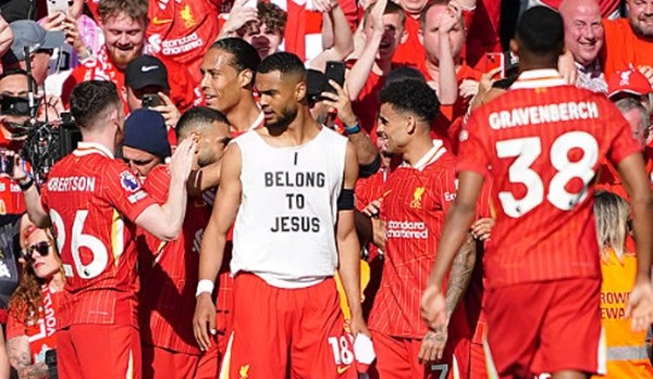 Cody Gakpo ăn mừng bàn thắng cho Liverpool, để lộ áo lót có thông điệp tôn giáo, đối mặt nguy cơ bị FA phạt