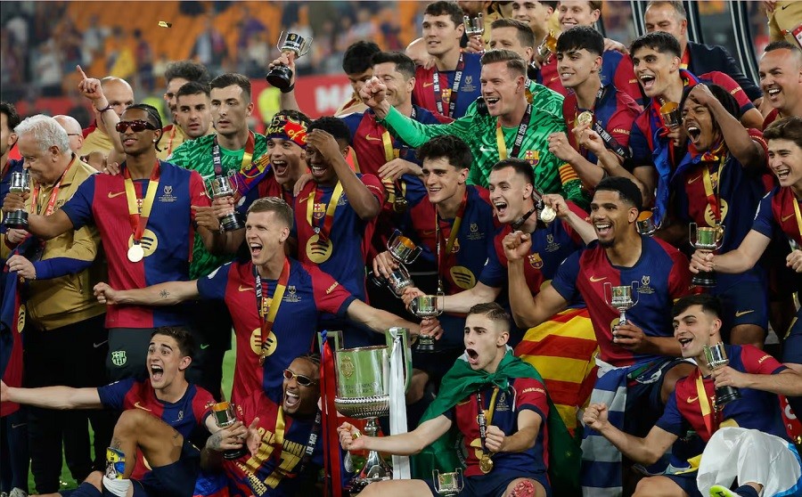 Đội hình Barcelona nâng cao chiếc cúp vô địch Cúp Nhà vua sau chiến thắng trước Real Madrid