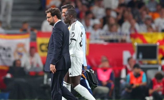 Ferland Mendy ôm đầu trên sân, thể hiện sự thất vọng vì chấn thương mới gặp phải trong trận đấu của Real Madrid.