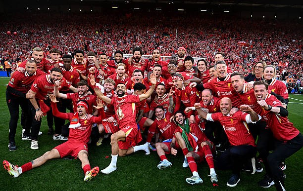 HLV Arne Slot chỉ đạo các cầu thủ Liverpool trong buổi tập chuẩn bị cho mùa giải Premier League 2024/25