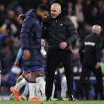 HLV Enzo Maresca và Reece James trong buổi tập của Chelsea, minh họa cho chiến thuật mới áp dụng cho đội trưởng The Blues
