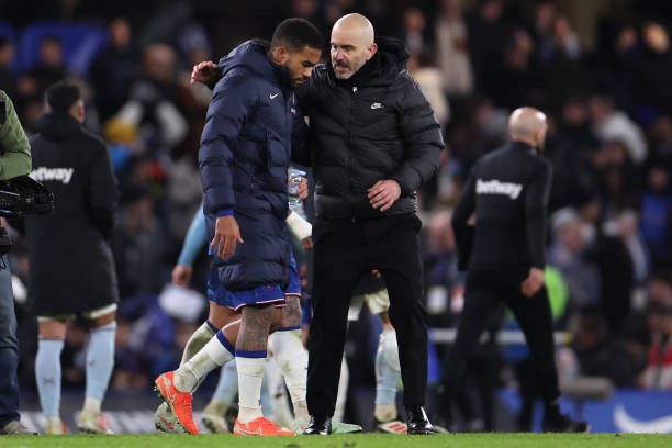 HLV Enzo Maresca và Reece James trong buổi tập của Chelsea, minh họa cho chiến thuật mới áp dụng cho đội trưởng The Blues