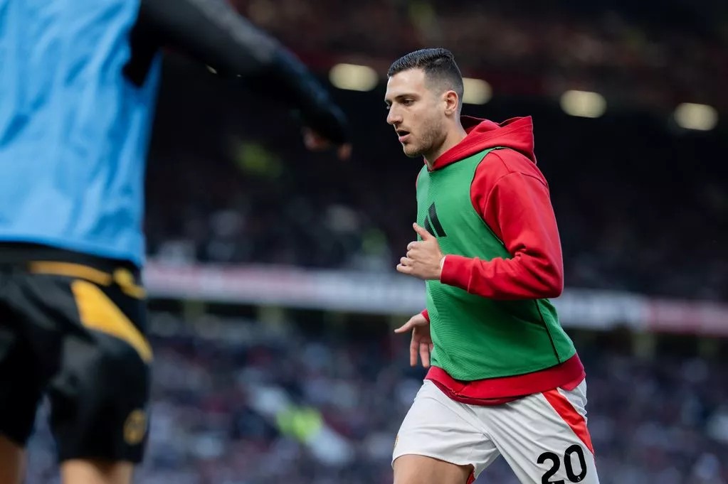 HLV Rubem Amorim đối mặt bài toán tìm người thay thế Dalot ở Man Utd