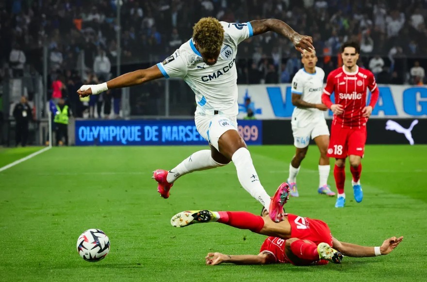 HLV Vincent Kompany không bị thuyết phục bởi Luis Henrique sau khi trực tiếp theo dõi cầu thủ này thi đấu cho Marseille.