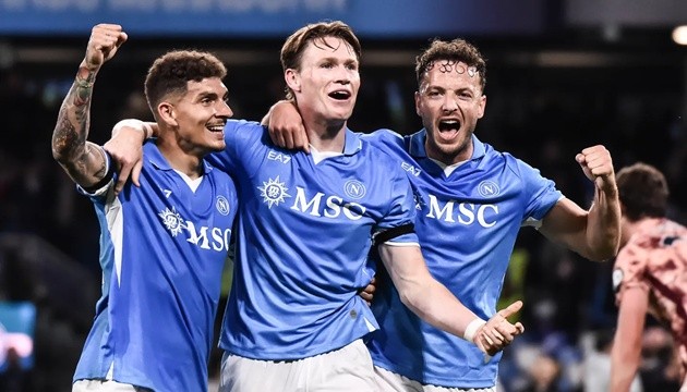 Huấn luyện viên Erik ten Hag chỉ đạo chiến thuật cho Manchester United