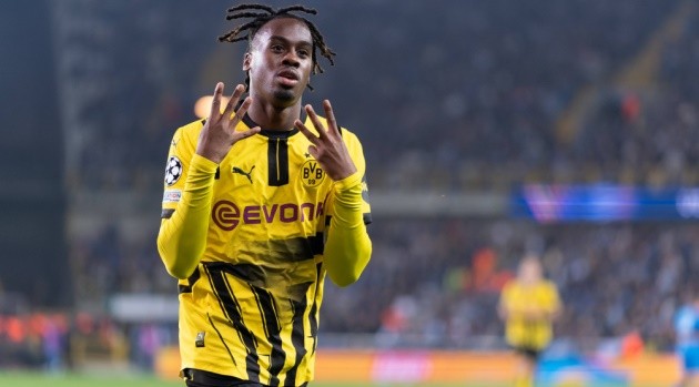 Jamie Bynoe-Gittens đi bóng trong màu áo Borussia Dortmund tại Bundesliga