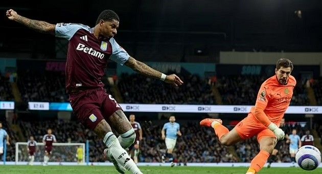 Rashford gặp chấn thương sau trận thua Man City.