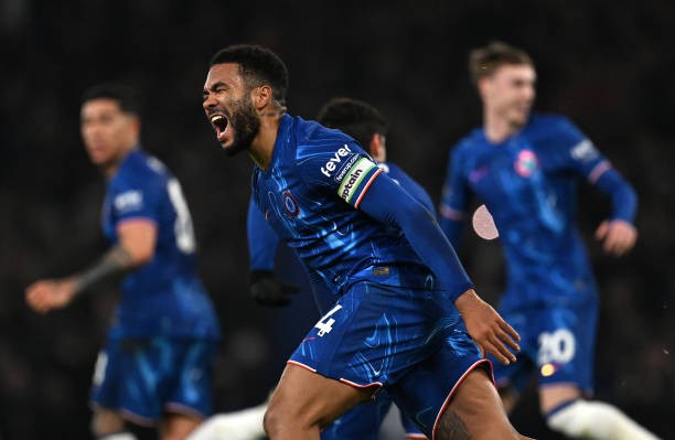Reece James thi đấu trong màu áo Chelsea, thể hiện vai trò trụ cột và sự trở lại mạnh mẽ