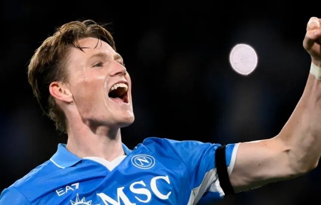 Scott McTominay ăn mừng bàn thắng trong màu áo Napoli, thể hiện sự hòa nhập và tầm quan trọng trong lối chơi mới.