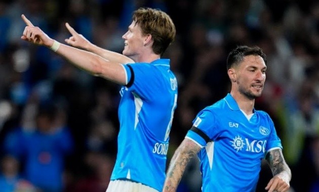 Scott McTominay ăn mừng cú đúp bàn thắng trong trận Napoli 2-0 Torino tại Serie A