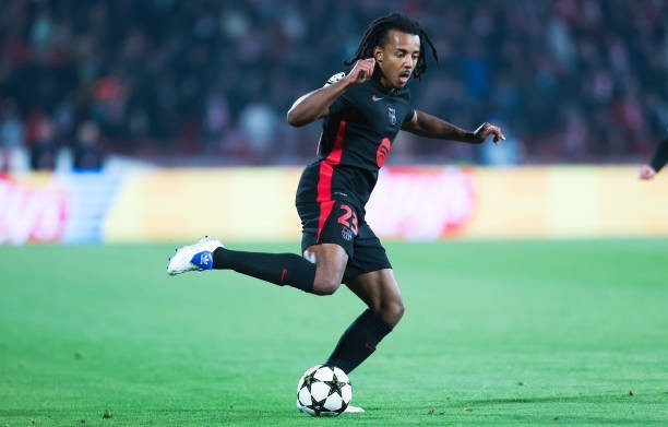 Sự đa năng của Jules Kounde trong màu áo Barcelona được HLV Mikel Arteta đánh giá cao