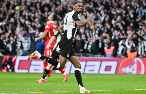 Tiền đạo Alexander Isak là mục tiêu tiềm năng của Liverpool hè này