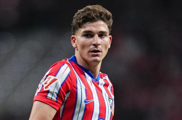 Tiền đạo Julian Alvarez của Atletico Madrid trong tầm ngắm chuyển nhượng của Barcelona