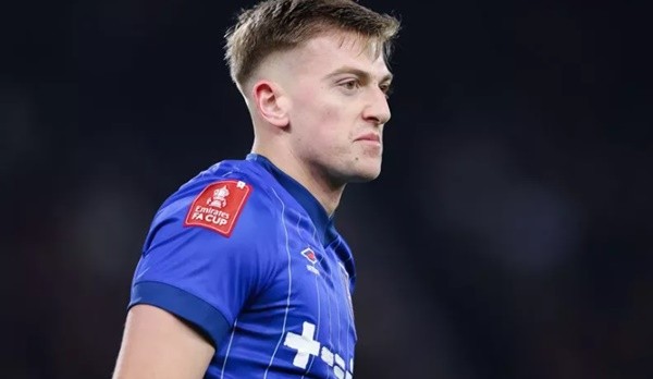Tiền đạo trẻ Liam Delap trong màu áo Ipswich Town đang là mục tiêu chuyển nhượng hàng đầu của Newcastle United mùa hè này