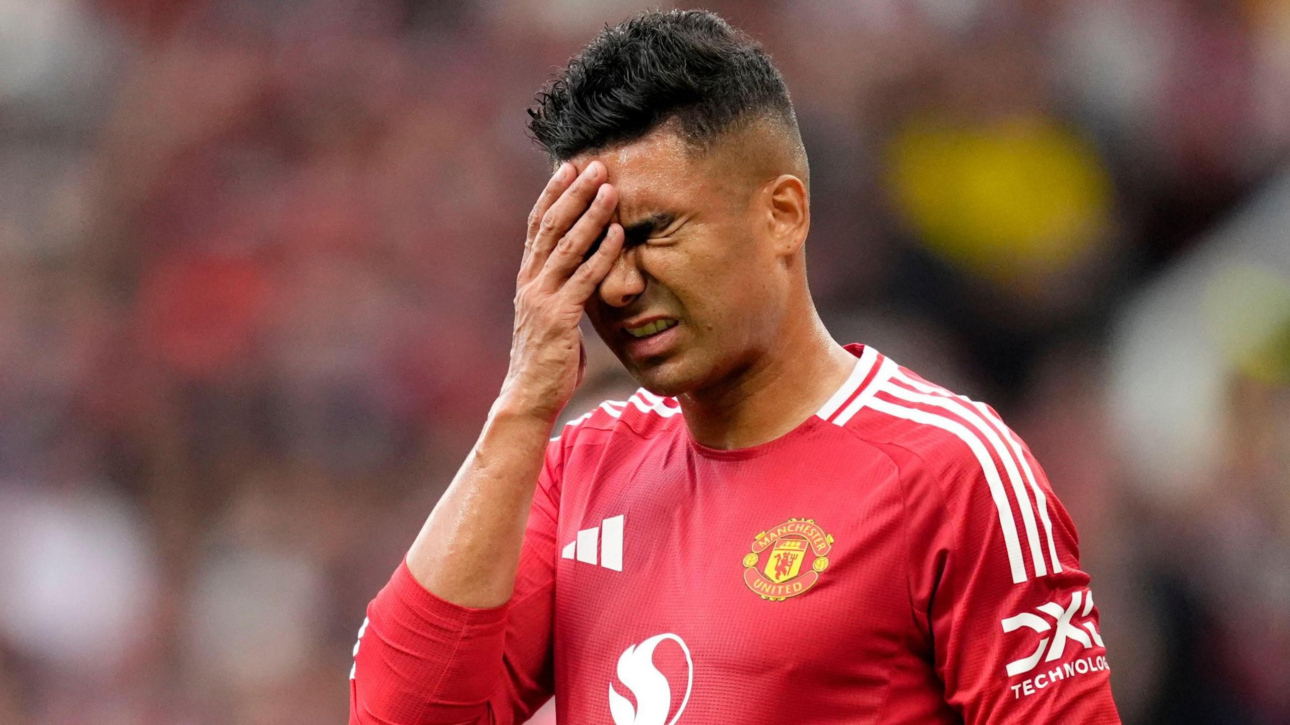 Tiền vệ Casemiro của Manchester United thi đấu dưới kỳ vọng và đối diện tương lai bất định tại CLB