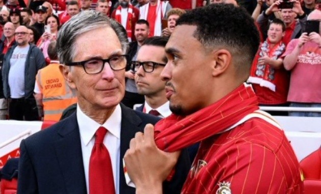Trent Alexander-Arnold trong màu áo Liverpool giữa tin đồn chuyển đến Real Madrid