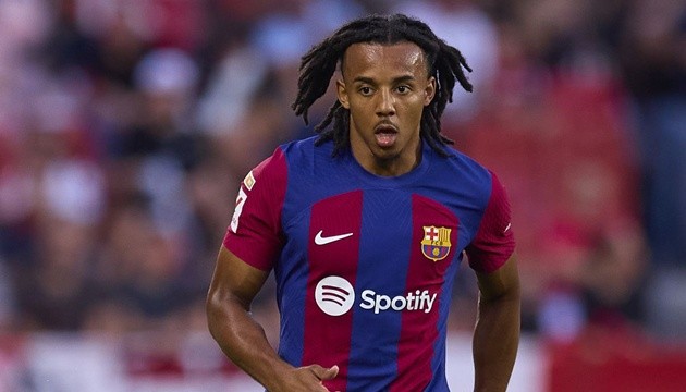 Trung vệ Jules Kounde trong màu áo Barcelona đang là mục tiêu chuyển nhượng của Arsenal