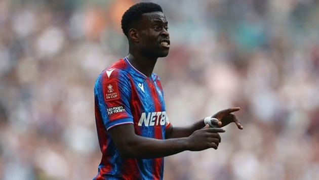 Trung vệ Marc Guehi của Crystal Palace - mục tiêu chuyển nhượng hàng đầu của Chelsea hè 2025
