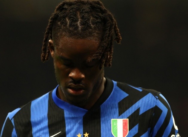 Trung vệ Yann Bisseck thi đấu cho Inter Milan, mục tiêu tiềm năng của Manchester United