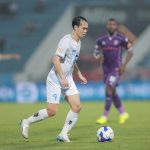 Văn Toàn ôm chân đau đớn sau pha tiếp đất lỗi trong trận đấu giữa Nam Định và Bình Dương, thể hiện sự lo lắng về tình hình chấn thương tái phát