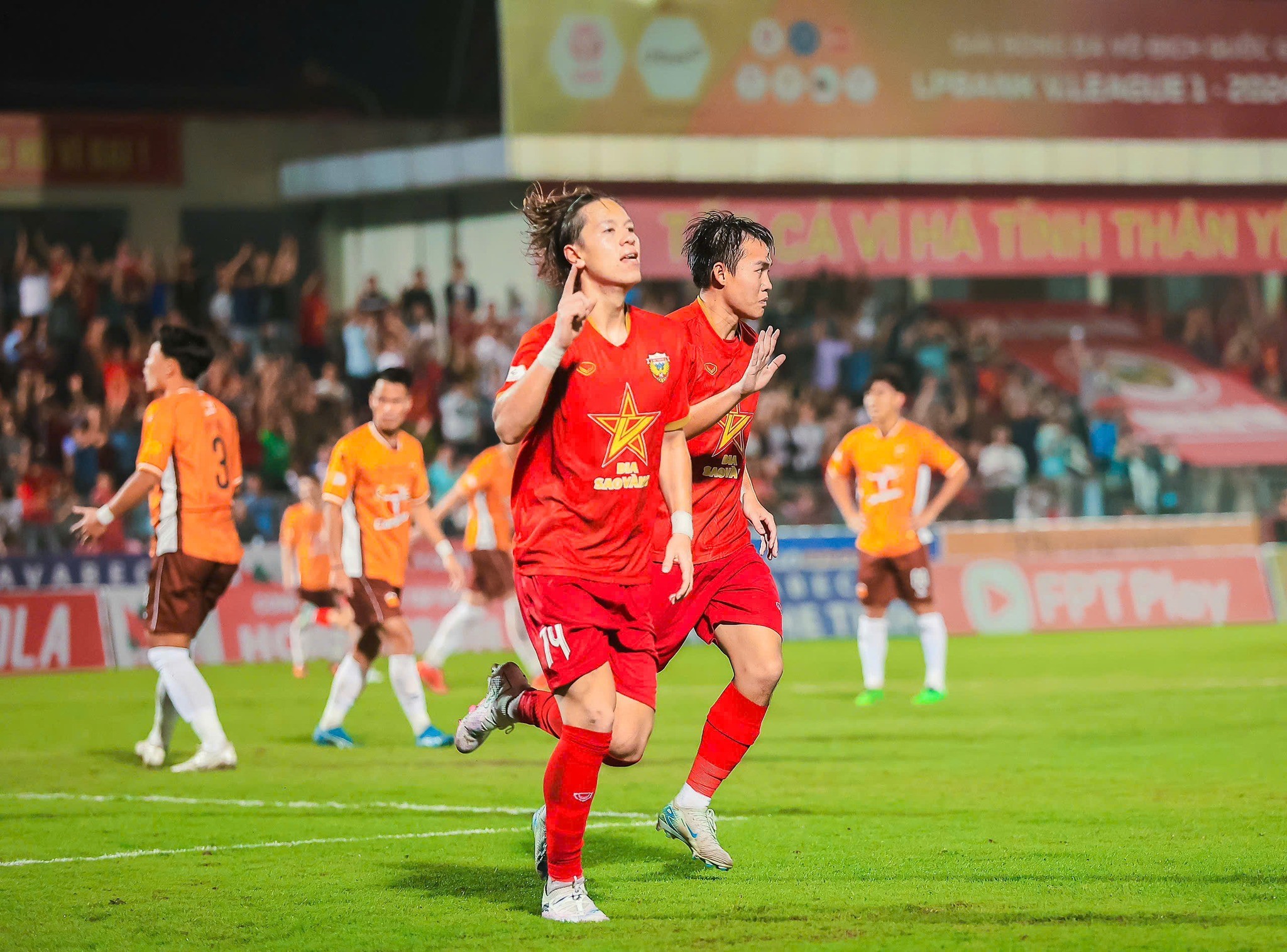 Viktor Le ăn mừng bàn thắng đẹp mắt vào lưới TPHCM, góp phần vào chiến thắng của Hồng Lĩnh Hà Tĩnh