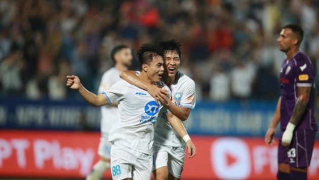 Daniel Passira nhận giải Cầu thủ xuất sắc nhất tháng Tư V-League 2024/25.