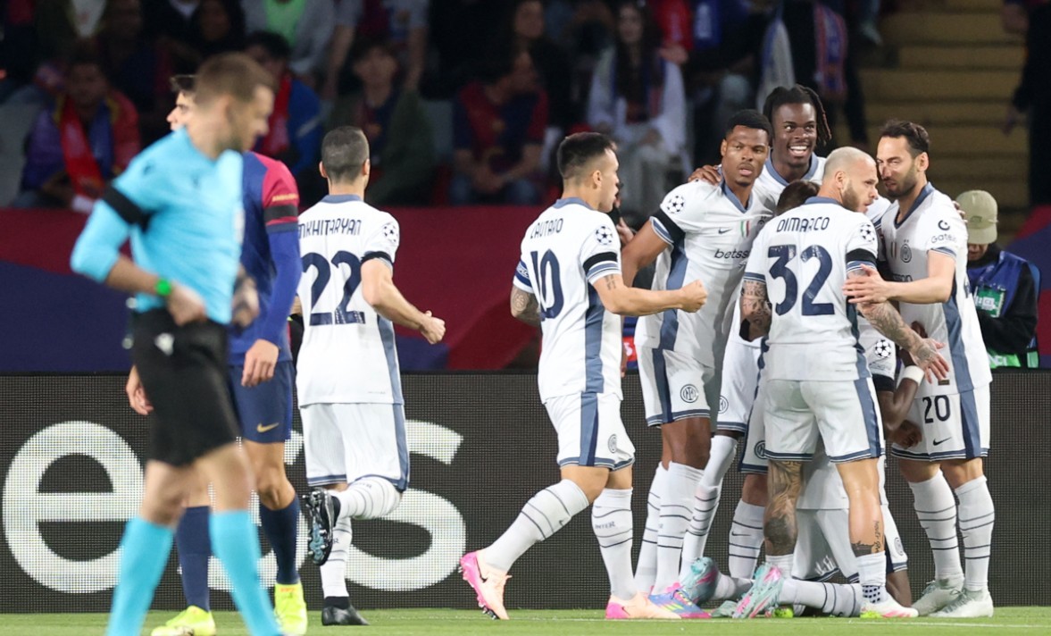 Denzel Dumfries ăn mừng bàn thắng trong trận đấu giữa Barcelona và Inter Milan.