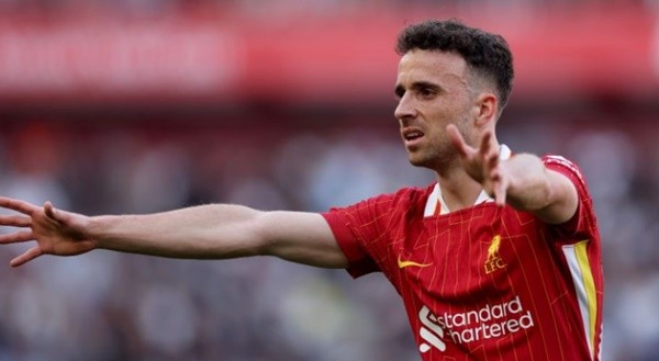 Diogo Jota trong màu áo Liverpool, thể hiện sự linh hoạt trên hàng công.