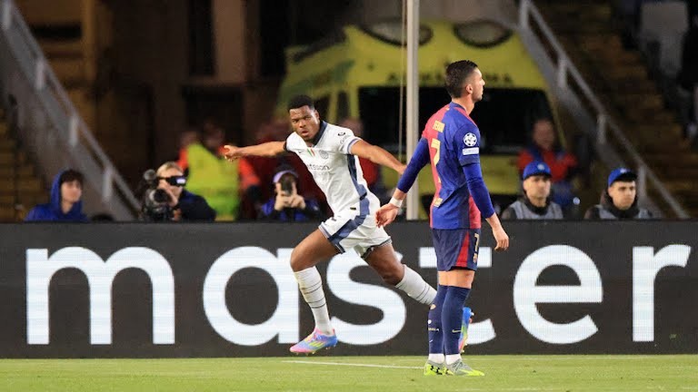 Dumfries ăn mừng bàn thắng cho Inter Milan.
