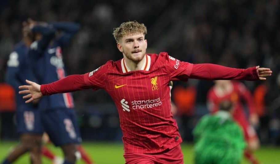 Harvey Elliott ăn mừng chức vô địch Ngoại hạng Anh cùng Liverpool.