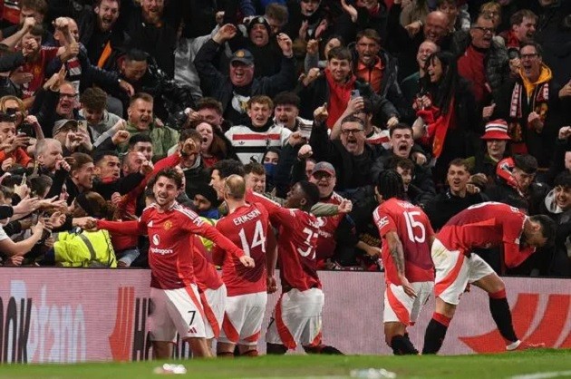 Hình ảnh các cầu thủ MU ăn mừng chiến thắng tại Europa League, thể hiện quyết tâm cao độ để cứu vãn mùa giải.