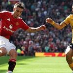Hình ảnh cầu thủ MU đang thi đấu tại Premier League với vẻ mặt mệt mỏi, thể hiện sự đuối sức về thể lực.