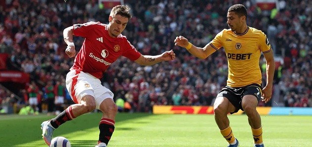 Hình ảnh cầu thủ MU đang thi đấu tại Premier League với vẻ mặt mệt mỏi, thể hiện sự đuối sức về thể lực.