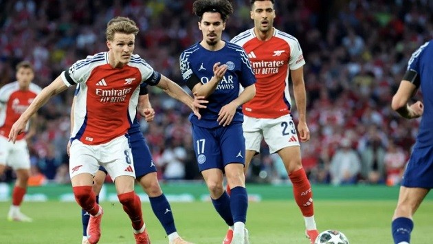 Hình ảnh Odegaard thi đấu mờ nhạt trước PSG trong trận bán kết Champions League, thể hiện sự thiếu hiệu quả trong vai trò nhạc trưởng của anh