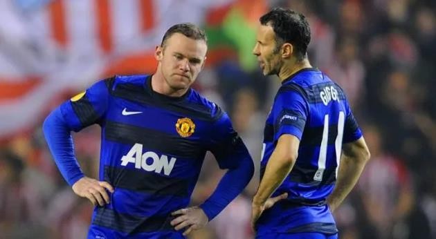Hình ảnh Rooney và Giggs trong trận đấu mà MU đã thất bại trước Bilbao năm 2012.