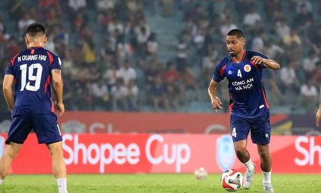 Hugo Gomes ăn mừng bàn thắng mở tỷ số cho Công an Hà Nội