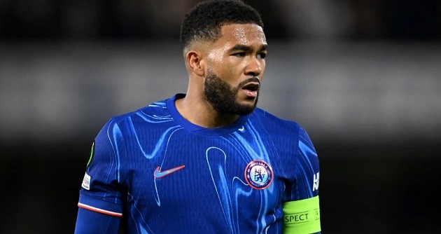 James khởi động trên sân tập, chuẩn bị cho trận đấu quan trọng của Chelsea.