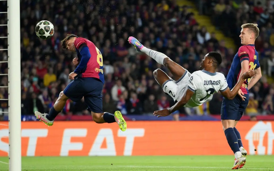 Jules Kounde thi đấu chắc chắn trước khi rời sân vì chấn thương trong trận Barcelona gặp Inter Milan.