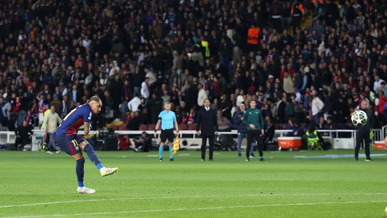 Lamine Yamal đi bóng trước sự truy cản của cầu thủ Inter Milan.