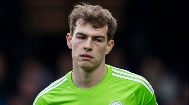 Mads Hermansen, thủ môn trẻ đầy tiềm năng của Leicester City, gây ấn tượng với phản xạ nhanh nhạy.