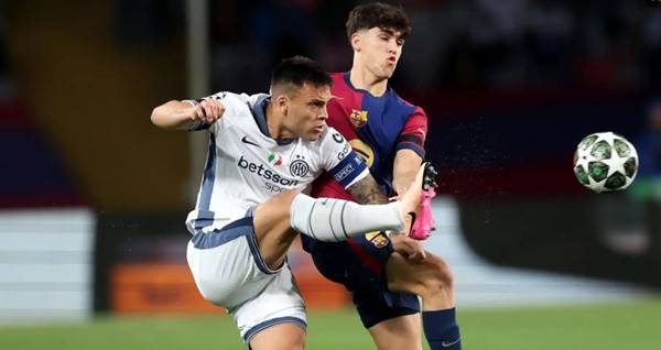 Martinez dính chấn thương và ôm mặt đau đớn trong trận đấu với Barcelona, làm dấy lên lo ngại cho Inter Milan về khả năng ra sân của anh trong trận lượt về.